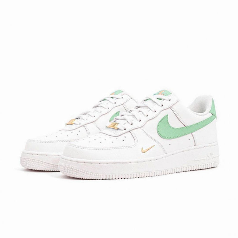 Tênis Nike Air Force 1 Essential - Branco e Verde Menta - Poder e Elegância